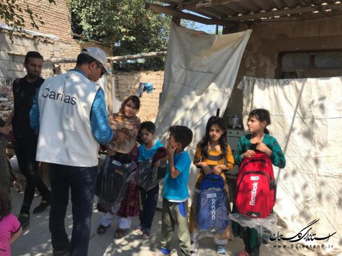 توزیع کیف مدرسه و لوازم تحریر در مناطق سیل زده آق قلا و گنبد کاووس 