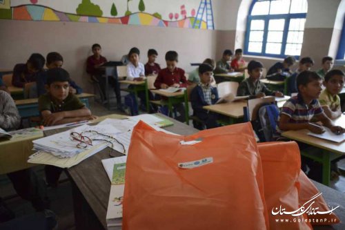 130 بسته لوازم التحریر بین دانش آموزان مدرسه مهربانی توزیع شد