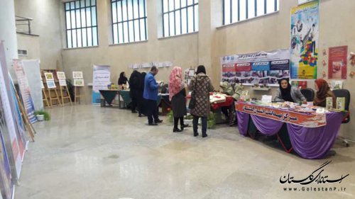 میز صنایع دستی کودکان پناهنده مقیم استان در حاشیه کنفرانس تخصصی حقوق کودک