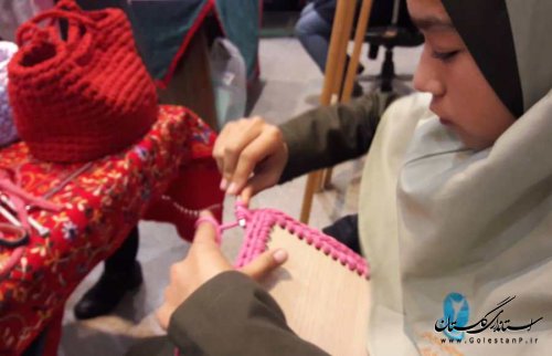 میز صنایع دستی کودکان پناهنده مقیم استان در حاشیه کنفرانس تخصصی حقوق کودک